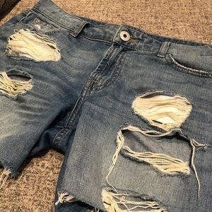 DL1961 DISTRESSED SLOUCHY BOYFRIEND SHORTS